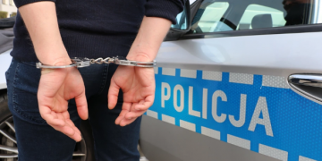 Koledzy kradli w drogerii. Jeden z nich był poszukiwany