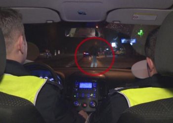 Piesi bez odblasków poruszali się po drodze krajowej. Zareagowali kierowcy