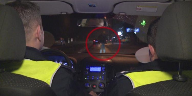 Piesi bez odblasków poruszali się po drodze krajowej. Zareagowali kierowcy