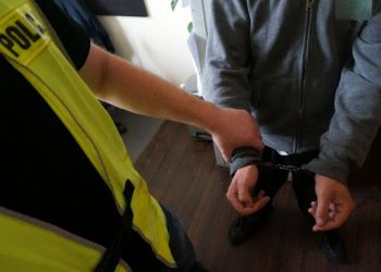 Był agresywny w domu. Policjanci nakazali mu opuścić mieszkanie i zakazli zbliżania się