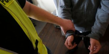 Był agresywny w domu. Policjanci nakazali mu opuścić mieszkanie i zakazli zbliżania się