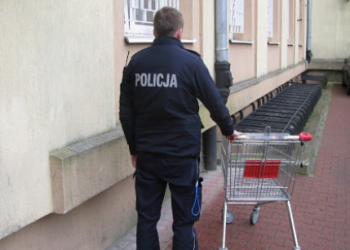 Z wózkiem pełnym zakupów uciekł ze sklepu. Policjanci ustalili jego tożsamość
