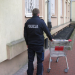 Z wózkiem pełnym zakupów uciekł ze sklepu. Policjanci ustalili jego tożsamość