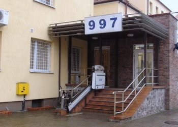 Czujność mieszkanki miasta i wsparcie policjantów pomogły 87-latkowi wrócić do domu