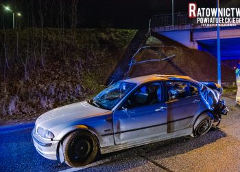 Spadł z wiaduktu i kilkukrotnie dachował. Nikomu nic się nie stało