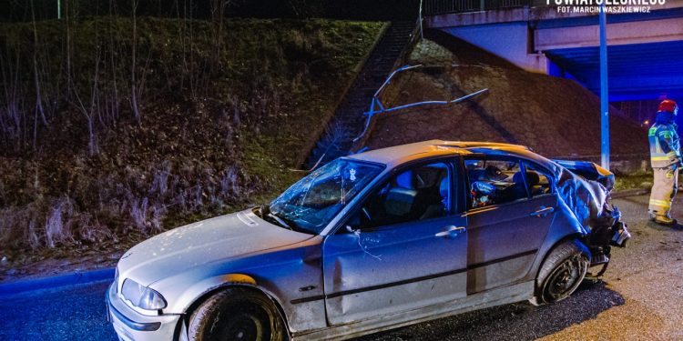 Spadł z wiaduktu i kilkukrotnie dachował. Nikomu nic się nie stało