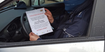 Dzielnicowy zaangażował się w akcję „Pudełka uśmiechu” dla seniorów