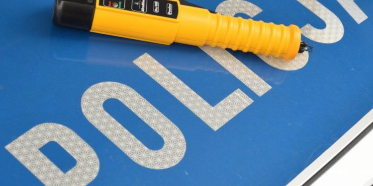 Nietrzeźwy kierowca z sądowym zakazem prowadzenia pojazdów spowodował kolizję