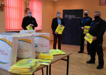 Wójt Gminy Prostki przekazał policjantom odblaski