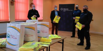 Wójt Gminy Prostki przekazał policjantom odblaski