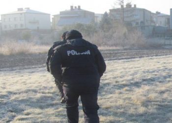 Policjanci po zgłoszeniach od mieszkańców uratowali mężczyzn przed wychłodzeniem