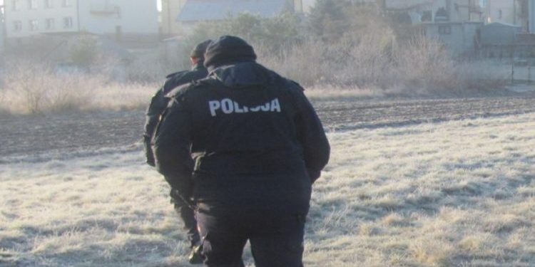 Policjanci po zgłoszeniach od mieszkańców uratowali mężczyzn przed wychłodzeniem