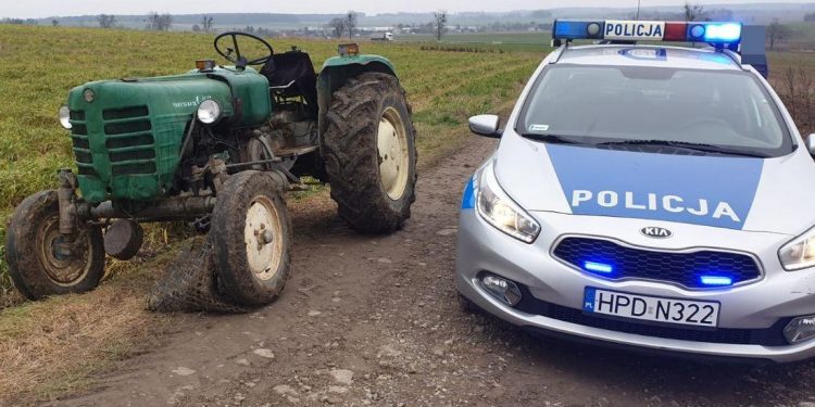 Poszukiwany, nietrzeźwy i bez uprawnień jechał ciągnikiem rolniczym