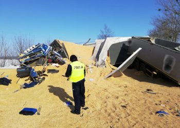 Tragiczny wypadek na drodze krajowej. Zginął kierowca ciężarówki