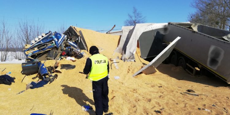 Tragiczny wypadek na drodze krajowej. Zginął kierowca ciężarówki