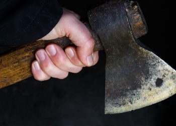 Groził siekierami, które ukradł. Został zatrzymany