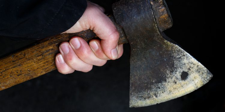 Groził siekierami, które ukradł. Został zatrzymany