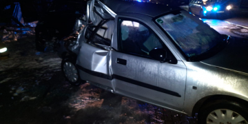 Pijany 32-latek po kradzieży potrącił samochodem ochroniarza, a po brawurowej ucieczce uderzył w inne samochody i latarnię