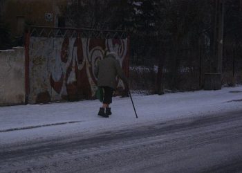 Brak reakcji mógł skończyć się tragicznie. Dzięki czujności mieszkańca Ełku 84-latka uzyskała pomoc