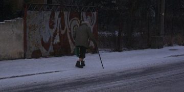 Brak reakcji mógł skończyć się tragicznie. Dzięki czujności mieszkańca Ełku 84-latka uzyskała pomoc