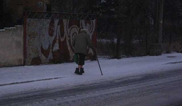 Brak reakcji mógł skończyć się tragicznie. Dzięki czujności mieszkańca Ełku 84-latka uzyskała pomoc