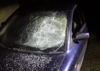 Zniszczył siekierą drzwi i samochód, potem pijany odjechał motorowerem
