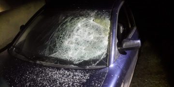 Zniszczył siekierą drzwi i samochód, potem pijany odjechał motorowerem