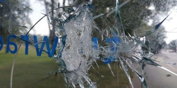 Poszukujemy osoby, która niszczy wiaty przystankowe w Ełku