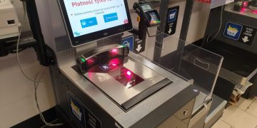 Oszukiwała przy kasie samoobsługowej płacąc taniej za owoce