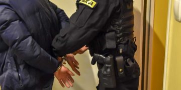 Uderzył pracownika ochrony sklepu bo ten poprosił go, by chwilę poczekał, ponieważ w związku z epidemią w sklepie obowiązuje limit klientów