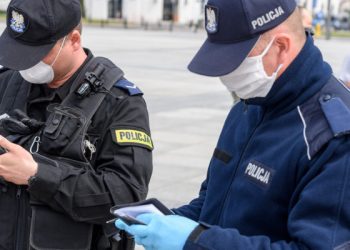 Kolejne interwencje związane z nieużywaniem maseczek. W 1 dzień policjanci ujawnili 60 osób