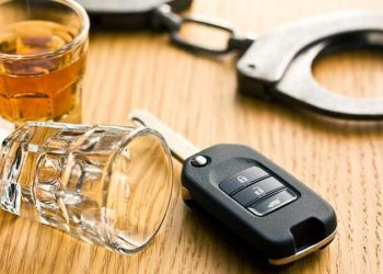 Nietrzeźwy jechał z poszukiwanym