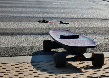 Kolizja samochodu osobowego i nastolatka na deskorolce