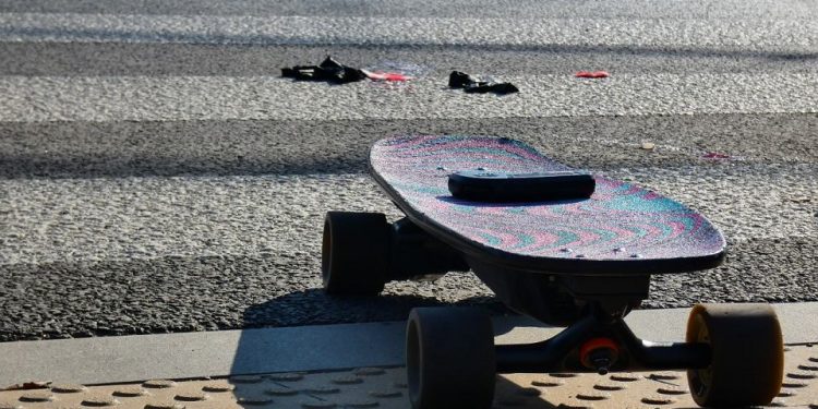 Kolizja samochodu osobowego i nastolatka na deskorolce