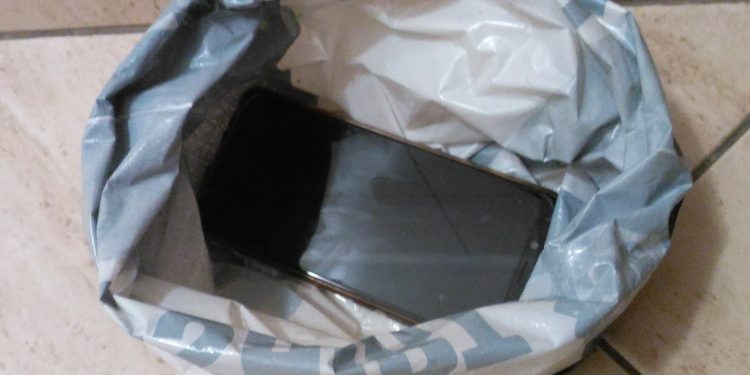 Ukradł telefon i ukrył go pod pralką