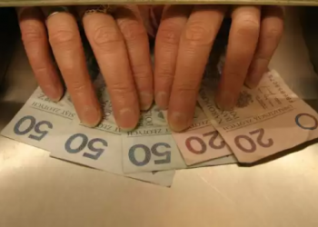 Ukradła w sklepie pieniądze innego klienta