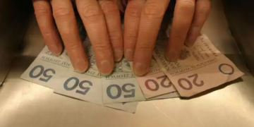 Ukradła w sklepie pieniądze innego klienta