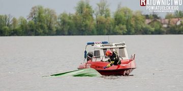 Wędkarz wpadł do wody. Na pomoc ruszył policjant po służbie