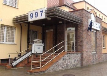 Troska mieszkańca i działania policjantów pomogły starszej kobiecie wrócić nocą do domu