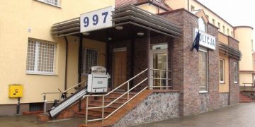 Troska mieszkańca i działania policjantów pomogły starszej kobiecie wrócić nocą do domu