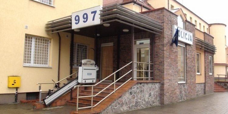 Troska mieszkańca i działania policjantów pomogły starszej kobiecie wrócić nocą do domu