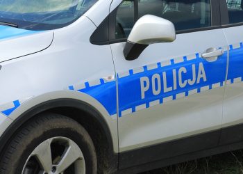 Pił alkohol pod blokiem, nie chciał podać swoich danych, utrudniał czynności