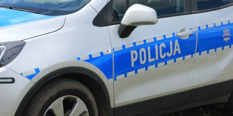 Pił alkohol pod blokiem, nie chciał podać swoich danych, utrudniał czynności