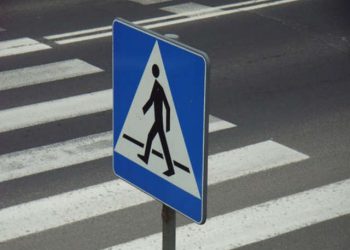 Nie wyprzedzaj przed przejściem dla pieszych!
