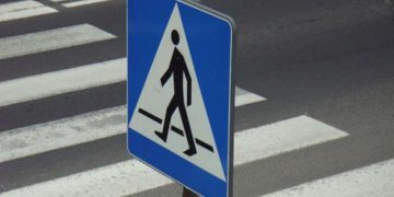 Nie wyprzedzaj przed przejściem dla pieszych!