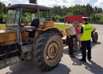Pijany i bez uprawnień jechał ciągnikiem niedopuszczonym do ruchu