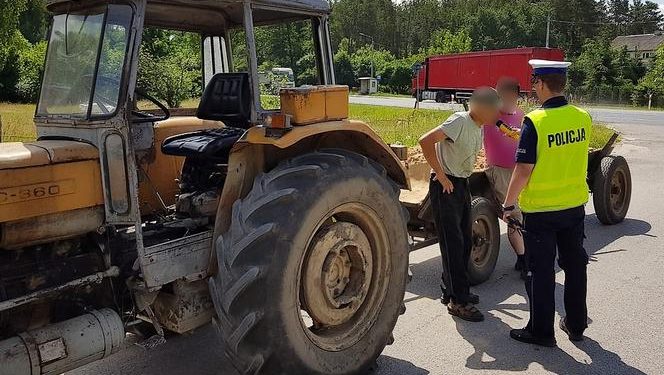 Pijany i bez uprawnień jechał ciągnikiem niedopuszczonym do ruchu