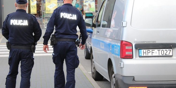 Luzowanie nie oznacza całkowitego zniesienia! Policjanci niezmiennie sprawdzają czy obostrzenia są przestrzegane