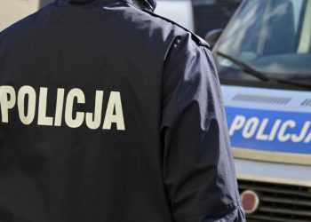 Wulgarny mężczyzna nago „szalał” na balkonie.