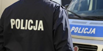 Wulgarny mężczyzna nago „szalał” na balkonie.